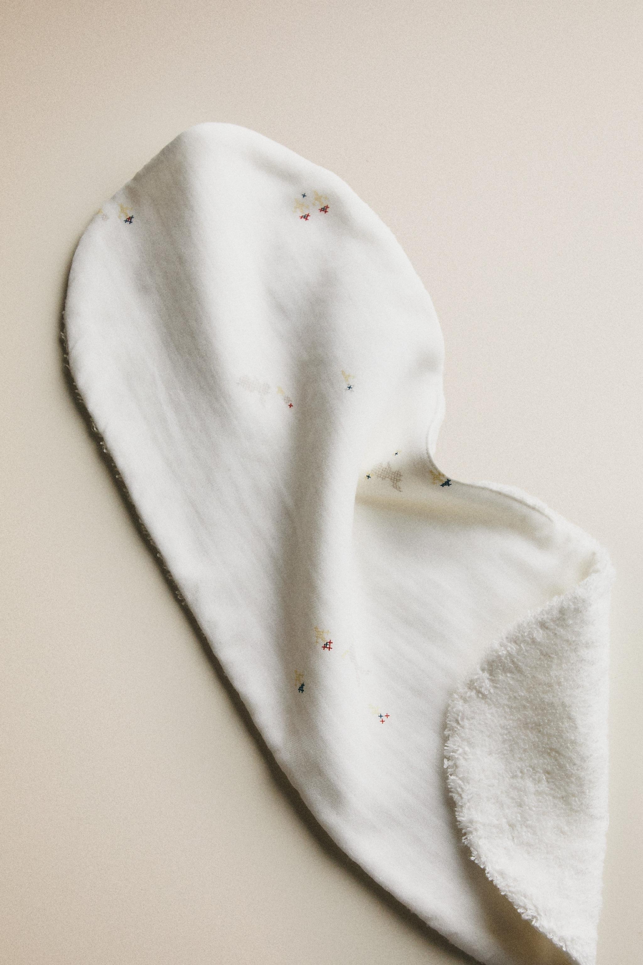 KIDS EMBROIDERED SHOULDER BIB
